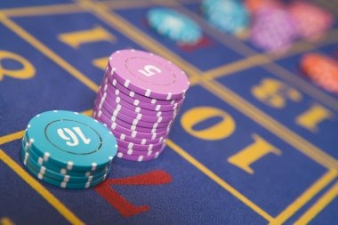 Mobile phone showing macaubet link bingo card and live dealer stream